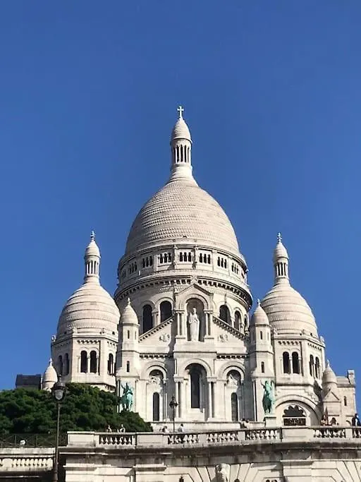 One Room Apartment In Paris Montmartre
