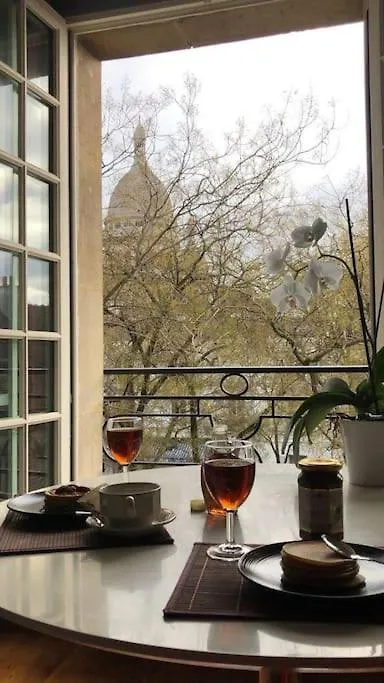 One Room Apartment In Paris Montmartre