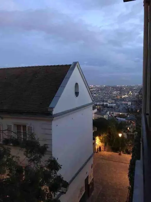 One Room Apartment In Paris Montmartre