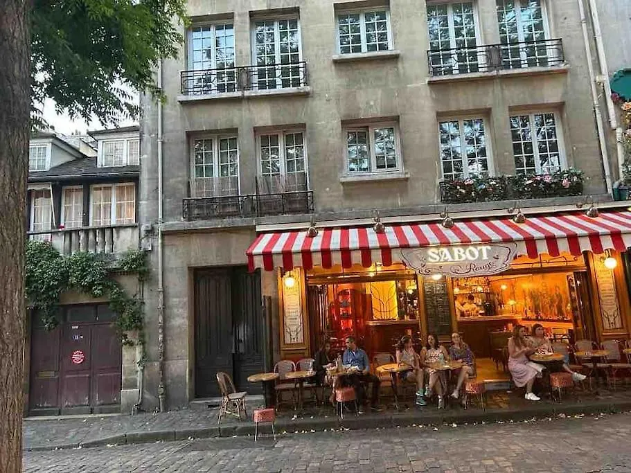 One Room Apartment In Paris Montmartre contacts