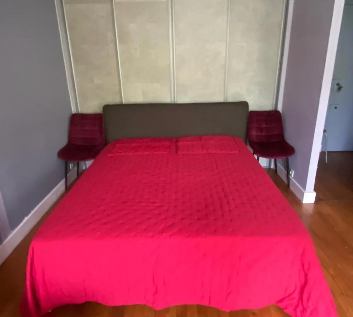 One Room Apartment In Paris Montmartre Frankrike